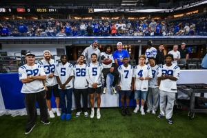 都是同城兄弟！哈利帶一眾隊友觀看同城NFL小馬隊比賽