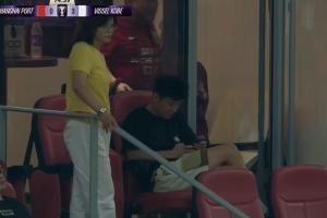 海港0-3落后神戶，因傷缺陣的武磊在看臺上看手機