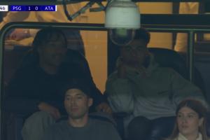 因傷缺席本場大名單！鏡頭給到看臺上觀戰(zhàn)的杜埃