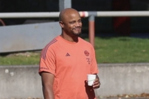 圖片報：贏切爾西后孔帕尼心情很愉快，今天拿著咖啡在訓(xùn)練場散步