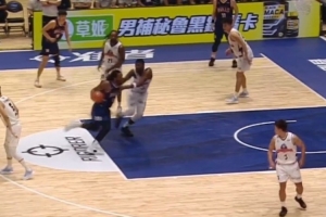 狀態(tài)火熱！香港金?？栴D頻頻沖擊內(nèi)線 拿下13分7板2助3帽