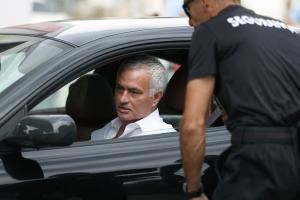 太有實力了！穆里尼奧駕駛法拉利抵達，準(zhǔn)備與本菲卡正式簽約