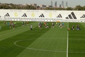 記者：皇馬對陣西班牙人賽前訓(xùn)練，阿諾德、呂迪格、門迪三人缺席