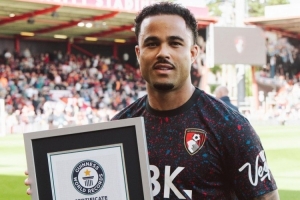 英超點球戴帽！小克魯伊維特獲吉尼斯世界紀(jì)錄證書