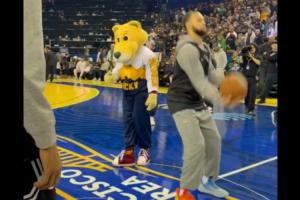 NBA官方曬庫(kù)里隨手全明星背投三分！網(wǎng)友：無(wú)與倫比的天賦！