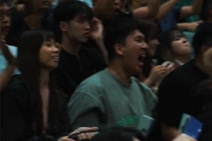 克羅斯接董健助攻完成雙手暴扣引爆全場(chǎng)！觀眾尖叫歡呼海嘯般襲來