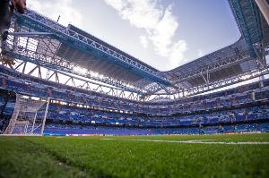 挺團結(jié)??世體：西人粉絲在伯納烏高喊“XX巴薩”，皇馬球迷加入