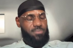 詹姆斯曬車內(nèi)聽歌自拍并引用歌詞：拿走鈔票 管好我自己的事