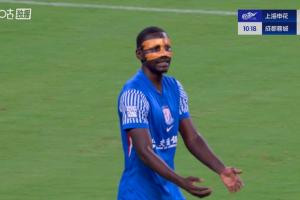 蓉城門(mén)前一片混亂！申花開(kāi)角球形成三維彈球，阿蘇埃最后一擊踢偏