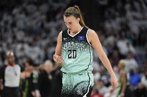 曾調(diào)侃SGA造犯規(guī)！約內(nèi)斯庫季后賽持續(xù)拉胯 雷蜜第一時間趕來嘲笑