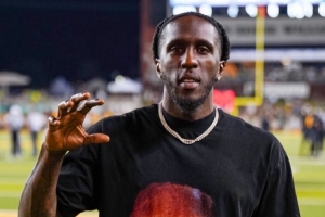 普林斯回母校貝勒大學(xué)參加活動(dòng) 穿著一件印有科比照片的T恤