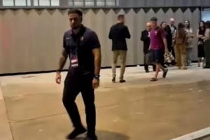 希望無礙！費(fèi)爾明離開球場時(shí)仍身體不適