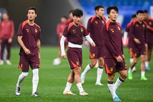 足球報(bào)：國(guó)足土帥難獲男籃郭士強(qiáng)那樣的自由度，輿論壓力也是難點(diǎn)