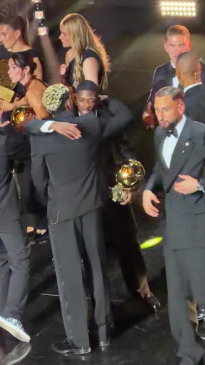 Respect??金球獎(jiǎng)儀式結(jié)束后，亞馬爾在旁等待并祝賀登貝萊獲獎(jiǎng)