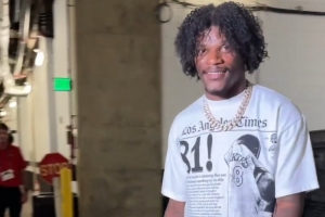 致敬科比！NFL巴爾的摩烏鴉隊(duì)明星四分衛(wèi)穿著科比T恤抵達(dá)球場