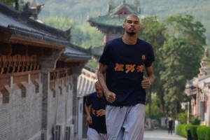 支線任務結束！馬刺曬組圖回顧文班夏天之旅：封面為少林寺之行