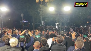 金球獎競爭者！巴薩一行人抵達(dá)，現(xiàn)場有人噓并辱罵“**巴薩”