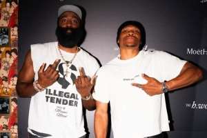 夏天結(jié)束了！哈登曬多圖回顧休賽期 其中還有與威少的同框照