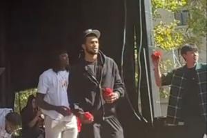 略生澀~楊瀚森參加利拉德球迷見面會 和開拓者球迷互動