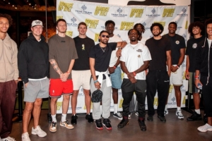 籃球場外繼續(xù)配合！老鷹隊友參加特雷-楊基金會匹克球活動