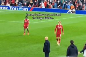 無(wú)語(yǔ)…?；倏巳炯t離場(chǎng)從斯洛特身后走過(guò)，后者全程背身沒(méi)搭理他