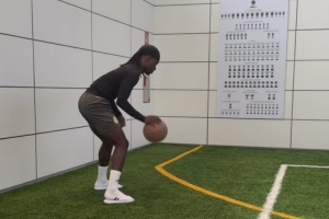 ??羅德里戈曬卡馬文加打籃球視頻，嫻熟胯下運(yùn)球+遠(yuǎn)投命中