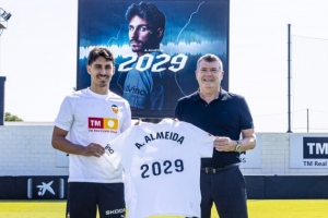 官方：瓦倫西亞與25歲中場安德烈-阿爾梅達(dá)續(xù)約至2029年