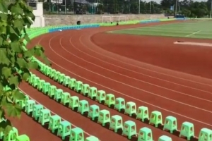 更近距離觀賽！川超內(nèi)江主場跑道內(nèi)擺放了塑料矮凳