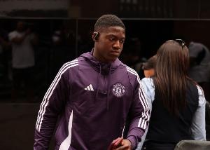 太陽報(bào)：曼聯(lián)在幫梅努訓(xùn)練6號位技能，阿莫林很喜歡他