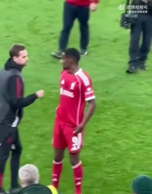 中場(chǎng)加練！伊薩克中場(chǎng)時(shí)被工作人員攔下要求進(jìn)行折返跑，欣然接受