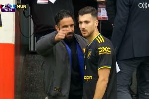 記者：曼聯(lián)被阿莫林帶得一團糟，他們就像不打地基從上往下蓋房子