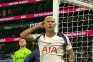 庫杜斯頭球被神撲，理查利森與其同時搶點(diǎn)撞到頭部起身感覺有點(diǎn)懵