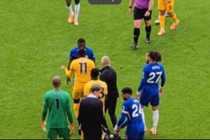 怒了！兩隊發(fā)生口角后范赫克抓住凱塞多手臂，凱塞多用力掙脫