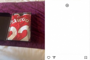 永遠(yuǎn)的槍手！阿森納舊將薩諾戈曬收到俱樂部球衣禮物視頻