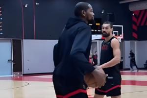 光腳不怕穿鞋的？亞當(dāng)斯光腳來(lái)到火箭訓(xùn)練館 和老伙計(jì)KD有說(shuō)有笑