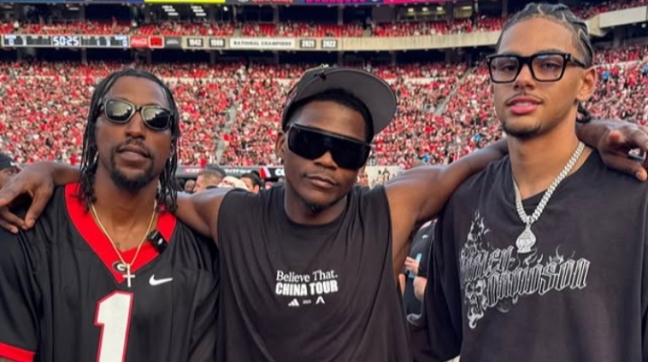 華子重返母?？辞?還不忘穿“China Tour”特制T恤