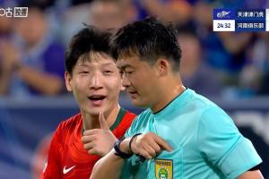 復(fù)刻“世林點贊”！河南兩人抗議染黃，盧永濤朝主裁判豎大拇指