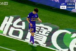 拉傷無法堅持，巴頓上半場尾聲傷退，一瘸一拐走下場