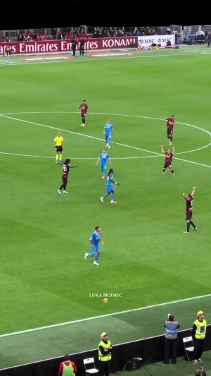 ??仰天長嘯！10人米蘭守住勝果，魔笛哨響后跪地振臂+擁抱眾人