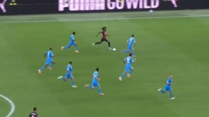 球王待遇??魔笛斜塞發(fā)動(dòng)反擊，萊奧邊路遭遇那不勒斯7人包圍