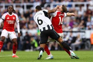 居然沒吹犯規(guī)?高清圖捕捉約克雷斯被“捂臉綁架”瞬間??