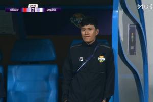 想啥呢？蓉城80分鐘1球領(lǐng)先，江原主帥場邊倚靠著替補席若有所思