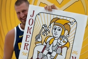 整活達(dá)人！新賽季自己從小王變大王 約基奇定妝照?！按笈啤? >
                                        </div>
                                    </div>
                                                                        <div   id=