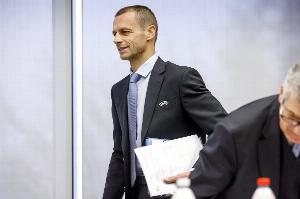 世體：巴薩主場(chǎng)對(duì)陣巴黎的歐冠的比賽，切費(fèi)林將前往巴塞羅那觀戰(zhàn)