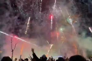 凌晨3點(diǎn)搞事??太陽報(bào):加拉塔薩雷球迷在利物浦下榻酒店外放煙花