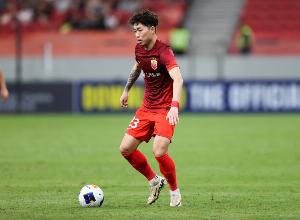 記者：傅歡踢左邊翼衛(wèi)很難受，在日本球員面前感覺像不會(huì)踢球