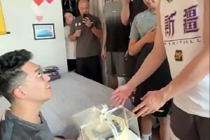 早日康復(fù)！祝吳冠希生日快樂(lè)！天天開(kāi)心！