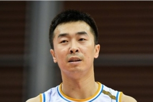 楊毅：王驍輝帶首鋼青年隊輸了氣得夠嗆 在場邊摔戰(zhàn)術(shù)板