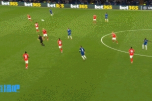 錯(cuò)失絕佳良機(jī)！庫(kù)庫(kù)雷利亞回做，喬治小禁區(qū)直面門將打門被撲！