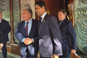 世體：俱樂部之間關(guān)系明顯好轉(zhuǎn)，拉波爾塔和納賽爾賽前共進(jìn)午餐